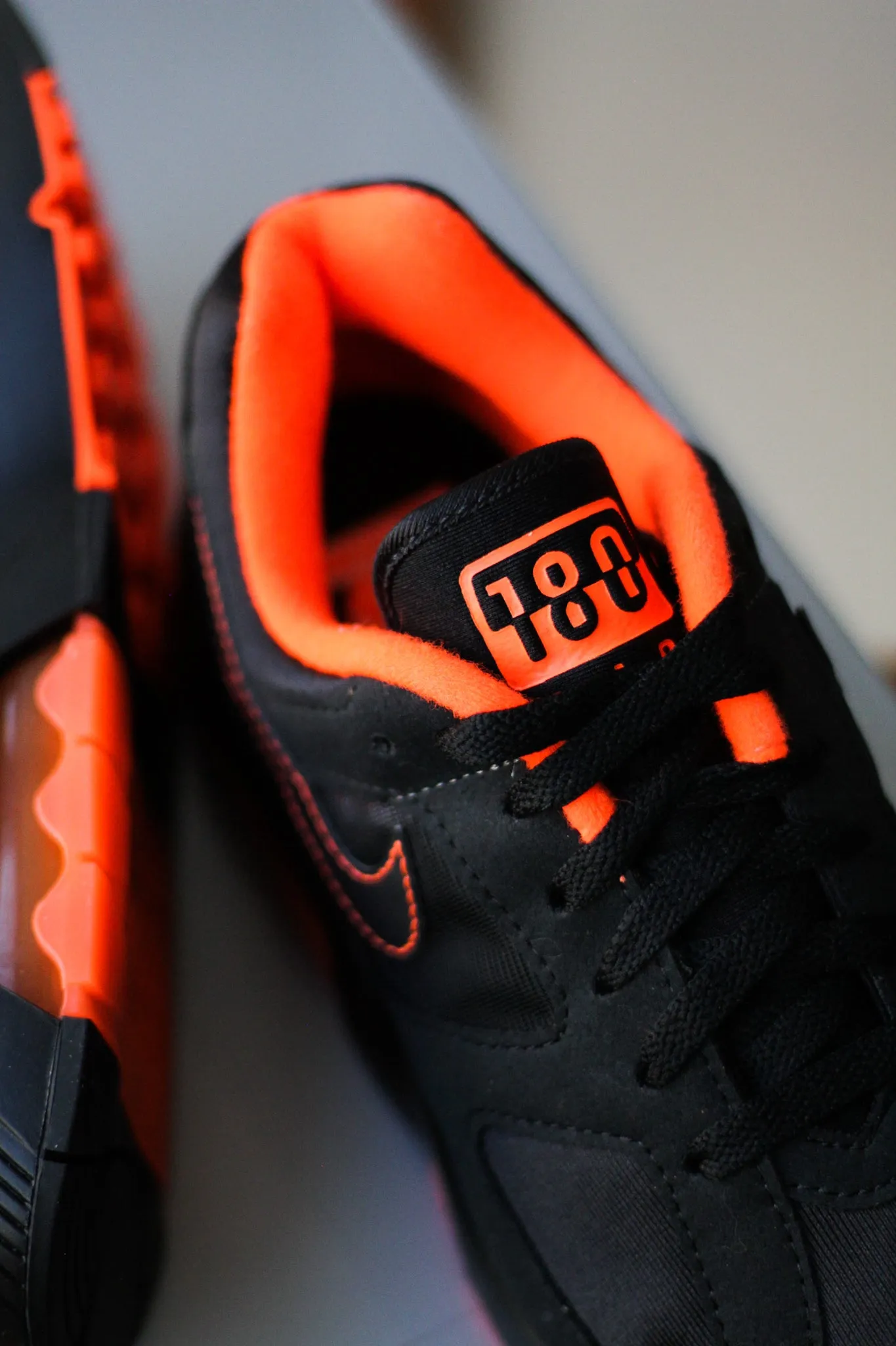 AIR 180 "BLACK/HYPER CRIMSON"